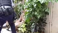 有男子被警員脫去上衣被捕