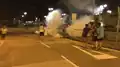 凌晨3時，警方對記者方向發射施催淚彈