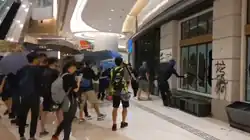 將軍澳PopCorn商場有市民於廣場位置叫喊口號、唱《願榮光歸香港》，後來有示威者破壞屬於美心集團旗下的食肆SimplyLife