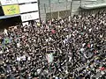 部份中信大廈旁的示威者疊起雙手去表達對政府的不滿