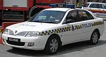 一辆马来西亚警车，车身涂装巴腾堡蓝黄格状条纹