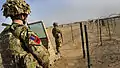 英國皇家空軍憲兵於阿富汗的堡壘營（，後稱舒拉巴克營（英语：））值勤