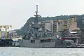 停泊於基隆港東6號碼頭的寧陽軍艦左舷後方，攝於熱海壹號遊艇。
