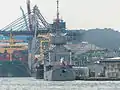 停泊於基隆港東6號碼頭的寧陽軍艦後方。