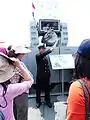 昆明軍艦（PFG-1205）上，為遊客解說方陣快砲原理的海軍上士（由大盤帽徽可知）。