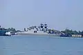 停泊左營軍港西碼頭的同型艦西寧軍艦（PFG-1203），內側是昆明軍艦（PFG-1205）；左方是光華六號飛彈快艇FACG 61。