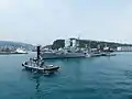基隆港海軍港務拖船YTL49協助宜陽軍艦轉向，昆明軍艦（PFG-1205）左舷附近待命的YTL45開始接近。