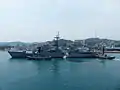 宜陽艦接近基隆港東4號碼頭泊位，艦尾海軍港務拖船YTL49協助轉向。
