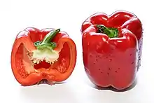 紅色菜椒的整體及其剖面