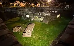 九龍寨城公園內的「南門懷古」遺跡，包括寨城城牆殘存的牆基、排水溝、城門石板街道、戰後樓宇地基，還有刻有「南門」和「九龍寨城」字樣的花崗岩石額