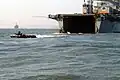 一輛韓國國軍的兩棲突擊載具在萬里浦灘附近的黃海駛離美國海軍朱諾號船塢登陸艦（英语：），2006年鷂鷹演習