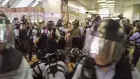 有人在商場內被多名警員制服在地