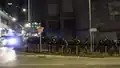 警方在一段山尾街及穗禾街設立封鎖線，並截查多人