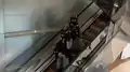 防暴警察封閉扶手電梯，無法讓市民出入