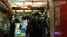 晚上10時許，大批防暴警員進入富仁樓住所範圍內搜查
