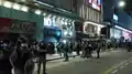 警方封鎖整條砵蘭街，大批市民等候截查