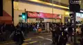 晚上近11時，近100名市民等候逐一截查