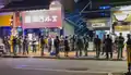 荃灣路德圍現場有網媒記者上前拍攝後被截查，之後帶上警車