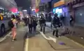 防暴警從長沙灣道舉起藍旗
