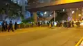 防暴警員在東頭村道舉起藍旗