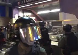 每隔15分鐘，防暴警察便移走市民擺放的鮮花