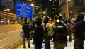 防暴警在大興行動基地外舉起藍旗