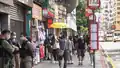 佐敦彌敦道有市民在防暴警前舉起黃色雨傘和高舉「五大訴求 缺一不可」手勢