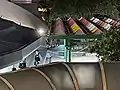 數名防暴警察在商場3樓平台截查市民