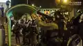 防暴警察向圍觀的居民舉槍