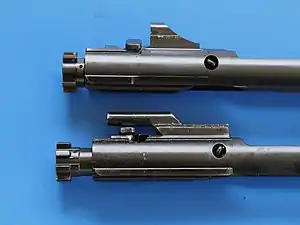 頂部—儒格SR-556氣動活塞式步槍的槍栓和機框底部—直噴氣動式AR-15步槍的槍栓和機框