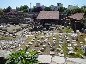 摩索拉斯王陵墓的遺跡，被認為是古代世界七大奇觀之一.
哈利卡那索斯 哈利卡那索斯，今日的博德魯姆