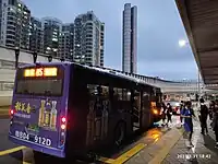 停靠在莲塘口岸公交站的深圳公交85路