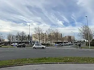 圣阿韦坦镇中心的戴高乐将军大街与博加亚尔大街交叉口