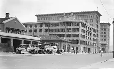 1930年代的梳士巴利道中心，前方為九龍消防局，後方為半島酒店