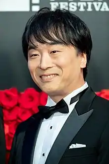 穿著正式服裝的關智一