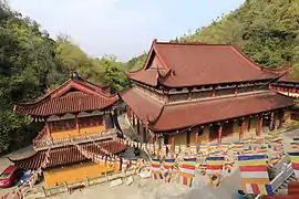 前殿和钟楼，钟楼内存有鸡应寺铜钟