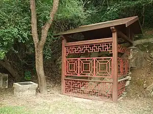 由封罩保護著的石壁石刻