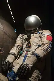 中国国家博物馆内展示的神舟五号任务中杨利伟所使用的舱内航天服