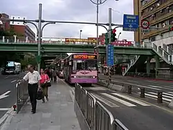 Image:Shin-Shin Bus AG-555 on Roosevelt Road, Taipei City 20060823.jpg