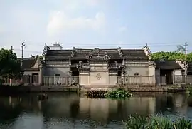 大门前为马眼漕，以照壁隔开