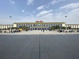 西安站南站房，站名由书法家吴三大题写. 三秦都市报. 2015-03-25  [2015-12-25]. （原始内容存档于2015-12-26）. (2023年3月)