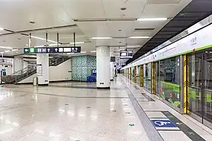 六里桥站9号线/房山线跨线车侧式站台六里桥站10号线岛式站台