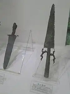 吊人铜矛（右）