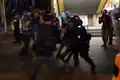 防暴警察和一名速龍小隊警員從龍翔道跳入行人路制服一人