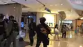 手持胡椒球槍的速龍小隊離開商場