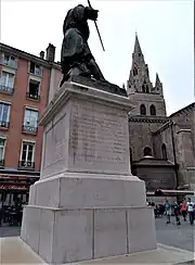 Statue de Bayard vue de 3/4 arrière