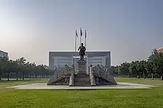 中山大学东校园的孙中山铜像与图书馆