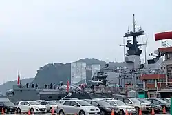 2017年敦睦遠航訓練支隊訪問基隆，開放參觀中的張騫軍艦（右）與西寧軍艦（PFG-1203，左）艦尾，攝於東三號碼頭停車場外。是日東二號、東三號碼頭停車場大修中，無法入內近距離攝影，都是於中正路人行道拍攝。