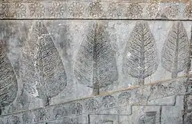 阿帕達納宮，樹和蓮花浮雕。