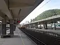 一輛E300電力機車頭通過蘇澳新站月台
